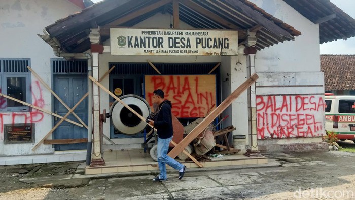 Balai Desa Pucang Kecamatan Bawang, Banjarnegara disegel buntut polemik penundaan pelantikan pemilihan kades.