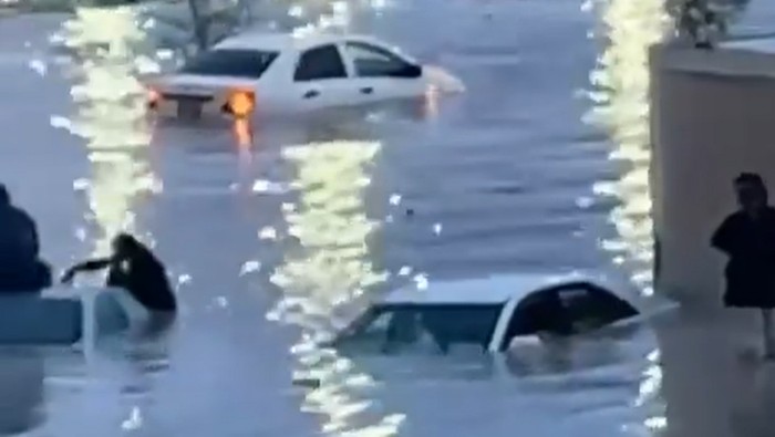 Madinah Banjir Hebat hingga Rendam Mobil, Imbas Hujan Lebat
