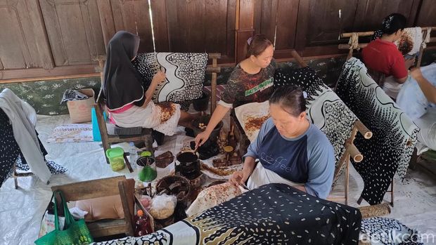 Suasana di rumah Produksi Batik Farras, Sembungan, Gulurejo, Lendah, Kulon Progo, Kamis (2/5/2024).