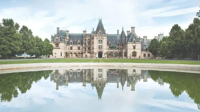 Tampilan depan Biltmore Estate di Asheville, Amerika Serikat.