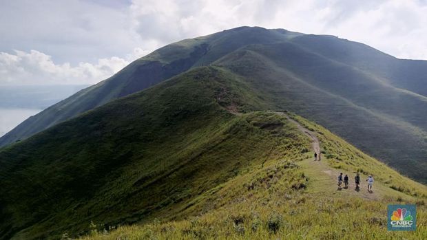 Bukit Holbung, di Desa Holbung, Kabupaten Samosir, Sumatera Utara menjadi tujuan wisata dan tempat pengambilan foto prewedding. (CNBC Indonesia/Rosseno Aji Nugroho)