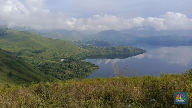 Bukit Holbung, di Desa Holbung, Kabupaten Samosir, Sumatera Utara menjadi tujuan wisata dan tempat pengambilan foto prewedding. (CNBC Indonesia/Rosseno Aji Nugroho)