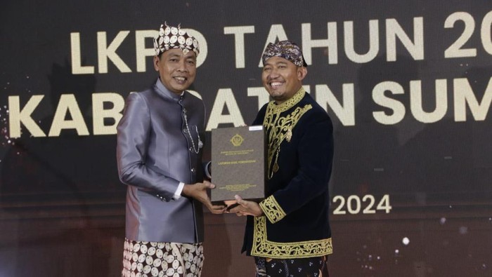 Bupati Achmad Fauzi Wongsojudo menerima penghargaan dari BPK RI perwakilan Jatim, Karyadi.