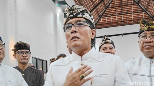 Bupati Badung I Nyoman Giri Prasta seusai menghadiri peresmian gedung serba guna di Tumbak Bayuh, Badung, Rabu (1/5/2024) malam. (Foto: Agus Eka/detikBali)