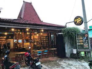 Ngopi Sambil Berburu Buku Bekas Murah di Cafe Bukuku Lawas Solo