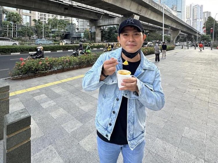 Serunya Cakra Khan saat Jajan Jasuke dan Es Krim di Pinggir Jalan