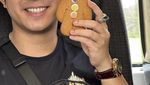 Serunya Cakra Khan saat Jajan Jasuke dan Es Krim di Pinggir Jalan