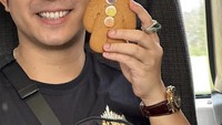 Gayanya saat memamerkan cookies ginger bread ini sukses mencui perhatian. Ginger breadnya berbentuk orang dengan hiasan menggemaskan. Foto: Instagram @cakrakhan