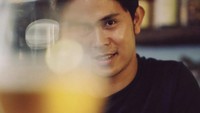 Ini pose keten Cakra Khan saat nongkrong di bar dan menikmati minuman favoritnya. Foto: Instagram @cakrakhan