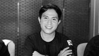 Kalau yang satu ini adalah keseruqn Cakra Khan saat makan di restoran. Ia tampak berpose sambil menunggu pesanannya datang. Foto: Instagram @cakrakhan