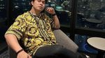 Serunya Cakra Khan saat Jajan Jasuke dan Es Krim di Pinggir Jalan
