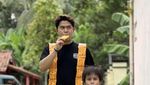Serunya Cakra Khan saat Jajan Jasuke dan Es Krim di Pinggir Jalan