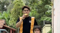 Tak hanya itu, ia juga dikenal dengan gayanya yang santai. Seperti saat menikmati es krim bersama bocil yang satu ini. Foto: Instagram @cakrakhan