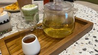 Untuk artisan tea, pilihannya ada four season tea, chamomile tea, dan sakura tea with honey. Harganya mulai dari Rp 29.000 dan bisa refill 1 kali. Foto: detikFood/Yenny Mustika Sari
