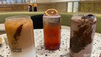 Penyajian minuman di cabang Kota Wisata Cibubur ini juga berbeda dengan Chatime Atealier di tempat lainnya. Jika biasanya hanya menggunakan cup reguler, di cabang ini disajikan menggunakan gelas cantik jika pelanggan ini minum di tempat. Foto: detikFood/Yenny Mustika Sari