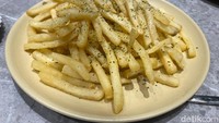 Truffle fries ini kentang gorengnya renyah dan aroma truffle nya sangat pekat. Selain itu, ada juga pilihan cheese fries yang gurihnya nendang. Foto: detikFood/Yenny Mustika Sari