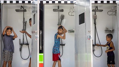 Anak-anak di Filipina Sibuk Dinginkan Diri di Tengah Panas Ekstrem