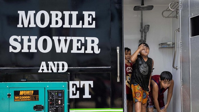 A mini fan spins beside a baby in a crib amid extreme heat in Valenzuela, Metro Manila, Philippines, May 2, 2024. REUTERS/Eloisa Lopez