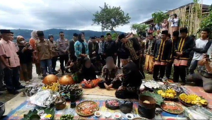 Cuci Kampung merupakan adat yang masih dilestarikan di Provinsi Bengkulu.