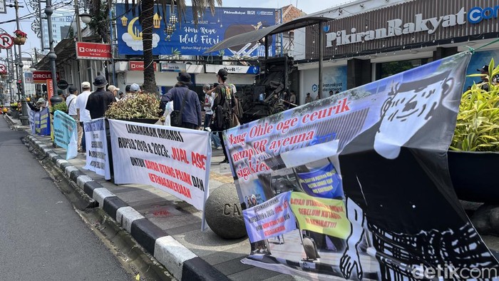 Demo mantan pekerja media di Bandung.