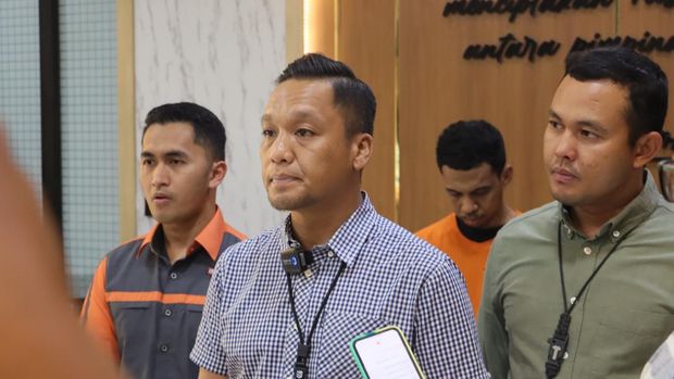 DJ East Blake berbaju tahanan ditampilkan di Polres Metro Jakarta Utara