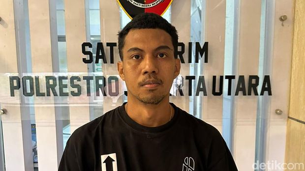 DJ East Blake ditangkap polisi usai menyebarkan foto dan video mantan pacarnya sendiri.