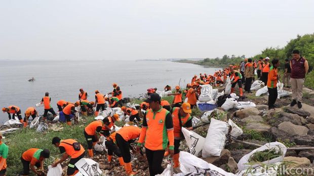 DLH DKI bersih-bersih pesisir Marunda Kepu dari Sampah, excavator dikerahkan (dok. Humas DLH DKI Jakarta)