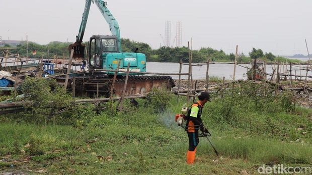 DLH DKI bersih-bersih pesisir Marunda Kepu dari Sampah, excavator dikerahkan (dok. Humas DLH DKI Jakarta)