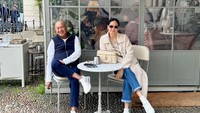 Unggahan ini langsung banyak mendapatkan komentar dari netizen. Mereka mengaku sudah tidak penasaran lagi dengan suami Donna Harun. Foto: instagram Donna Harun