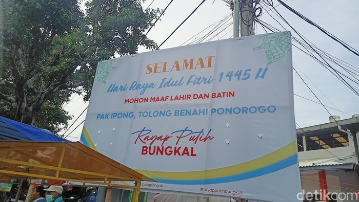Dukungan masyarakat kepada Ipong Muchlissoni agar maju pilbup 2024.