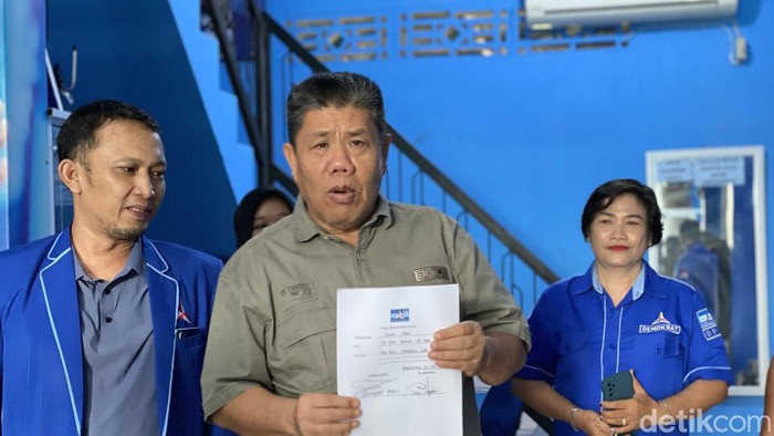 Eks Wakil Gubernur Bangka Belitung Hidayat Arsani 
kembali mencalonkan diri sebagi Gubernur Babel.