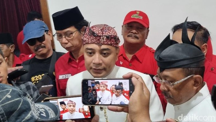Eri Cahyadi dan Armuji kompak mendaftarkan diri sebagai pasangan bakal calon Wali Kota dan Wakil Wali Kota Surabaya pada Pilkada 2024 di kantor DPC PDI Perjuangan.