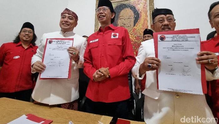 Eri Cahyadi dan Armuji kompak mendaftarkan diri sebagai pasangan bakal calon Wali Kota dan Wakil Wali Kota Surabaya pada Pilkada 2024 di kantor DPC PDI Perjuangan.