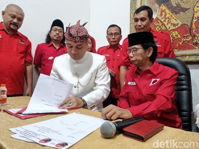 Eri Cahyadi dan Armuji kompak mendaftarkan diri sebagai pasangan bakal calon Wali Kota dan Wakil Wali Kota Surabaya pada Pilkada 2024 di kantor DPC PDI Perjuangan.