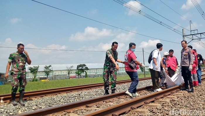 Evakuasi korban tertabrak kereta di Desa Karanganom, Kecamatan Klaten Utara.