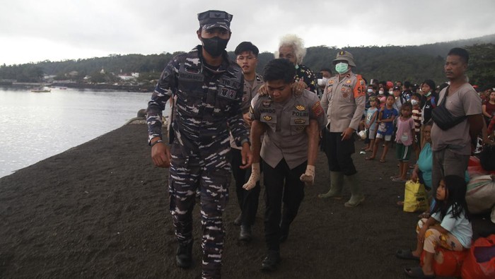 Evakuasi pengungsi Gunung Ruang berlanjut Personel TNI Angkatan Laut membantu warga yang sakit untuk mengungsi menggunakan KRI Kakap-811 di Pelabuhan Tagulandang, Kabupaten Kepulauan Sitaro, Sulawesi Utara, Kamis (2/5/2024).Proses evakuasi warga yang terdampak erupsi Gunung Ruang terus dilakukan dengan melibatkan sejumlah armada kapal dari berbagai instansi dan jumlah warga yang diungsikan dari Pulau Tagulandang mencapai 3.792 orang.ANTARA FOTO/Andri Saputra/rwa.