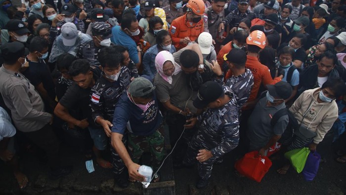 Evakuasi pengungsi Gunung Ruang berlanjut Personel TNI Angkatan Laut membantu warga yang sakit untuk mengungsi menggunakan KRI Kakap-811 di Pelabuhan Tagulandang, Kabupaten Kepulauan Sitaro, Sulawesi Utara, Kamis (2/5/2024).Proses evakuasi warga yang terdampak erupsi Gunung Ruang terus dilakukan dengan melibatkan sejumlah armada kapal dari berbagai instansi dan jumlah warga yang diungsikan dari Pulau Tagulandang mencapai 3.792 orang.ANTARA FOTO/Andri Saputra/rwa.