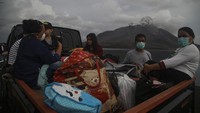 Warga menunggu kedatangan KRI Kakap-811 untuk mengungsi di Pelabuhan Tagulandang, Kabupaten Kepulauan Sitaro, Sulawesi Utara, Kamis (2/5/2024).