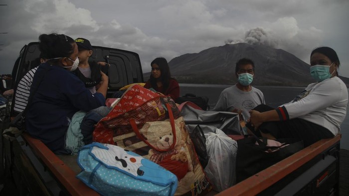 Personel TNI Angkatan Laut membantu warga yang sakit untuk mengungsi menggunakan KRI Kakap-811 di Pelabuhan Tagulandang, Kabupaten Kepulauan Sitaro, Sulawesi Utara, Kamis (2/5/2024).Proses evakuasi warga yang terdampak erupsi Gunung Ruang terus dilakukan dengan melibatkan sejumlah armada kapal dari berbagai instansi dan jumlah warga yang diungsikan dari Pulau Tagulandang mencapai 3.792 orang.ANTARA FOTO/Andri Saputra/rwa.