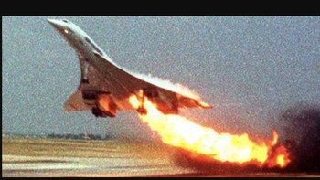 Pesawat Concorde Air France Fligt 4590 jurusan Paris-New York pada tahun 2000, menabrak puing di landasan. Pesawat terbakar dan menabrak hotel, seluruh 109 penumpang dan kru tewas. Foto: History Defined