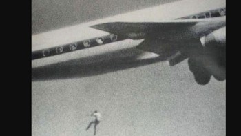 Di 1970, Keith Sapsford, remaja Australia berusia 14 tahun, memasuki Bandara Sydney dan sembunyidalam lubang roda pesawat menuju Jepang. Tak lama setelah lepas landas, dia jatuh dari ketinggian dan menemui ajal. Momen mengerikan ini tak sengaja dipotret John Gilpin, fotografer amatir, yang sedang menguji lensa kamera barunya dan mengambil foto ini tepat sebelum bencana terjadi. Foto: History Defined