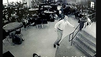 Di 1999, penembakan tragis terjadi di Sekolah Menengah Columbine di Columbine, Colorado. Foto sebelum kekacauan menunjukkan William Sanders memimpin lebih dari 100 siswa dari kafetaria menuju tempat aman. Meski berhasil menyelamatkan para siswa, ia tertembak dua kali di dada dan tidak selamat. Foto: History Defined