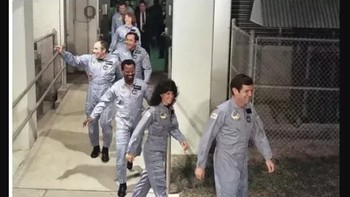 Kru pesawat ulang alik Challenger menjelang keberangkatan mereka ke luar angkasa di tahun 1986. Nahas, pesaawat itu hancur di udara, menewaskan mereka semua. Foto: History Defined