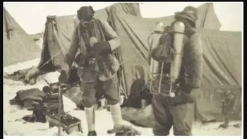 Foto terakhir George Mallory dan Sandy Irvine dalam keadaan hidup, saat akan mendaki Gunung Everest di tahun 1924. Mereka meninggal dunia dalam upaya itu. Foto: History Defined