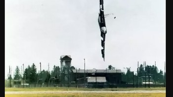 Detik-detik pesawat bomber siluman B-52 sebelum celaka di tahun 1994. Semua awaknya meninggal dunia. Foto: History Defined
