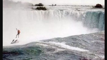Tahun 1995, Robert Overcracker ingin meningkatkan kesadaran akan kaum gelandangan dengan jet ski di air terjun Niagara kemudian melayang dengan parasut. Tapi parasutnya tak terbuka dan dia kehilangan nyawa. Foto: History Defined