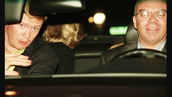 Putri Diana bersama pengawanya Trevor Rees Jones dan pengemudi Henri Paul sesaat sebelum kecelakaan fatal di Paris tahun 1997 yang merenggut nyawanya. Foto: History Defined