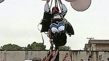 Patur asal Brasil, Adelir Antonio de Carli, ingin memecagkan rekor dunia dengan terbang diangkat 600 balon helium selama lebih dari 19 jam. Tapi dia terbang dan tak pernah terlihat lagi. Dua bulan kemudian, jasadnya ditemukan sudah tak berbentuk. Foto: History Defined