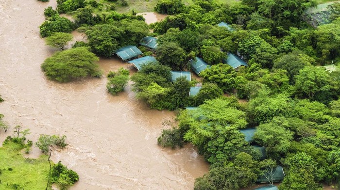 Foto Udara Cagar Alam Maasai Mara di Kenya Kebanjiran A lodge is seen in the flooded Maasai Mara National Reserve, which left dozens of tourists stranded in Narok County, Kenya, Wednesday, May 1, 2024. Kenya, along with other parts of East Africa, has been overwhelmed by flooding. (AP Photo/Bobby Neptune)
