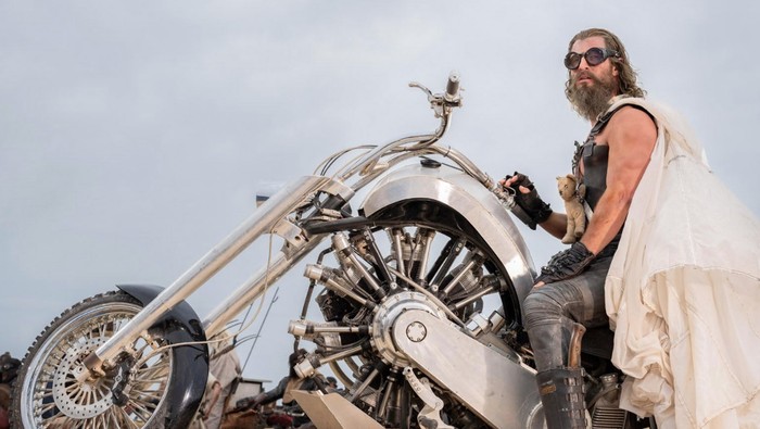 Cuplikan adegan dalam film Furiosa: A Mad Max Saga.